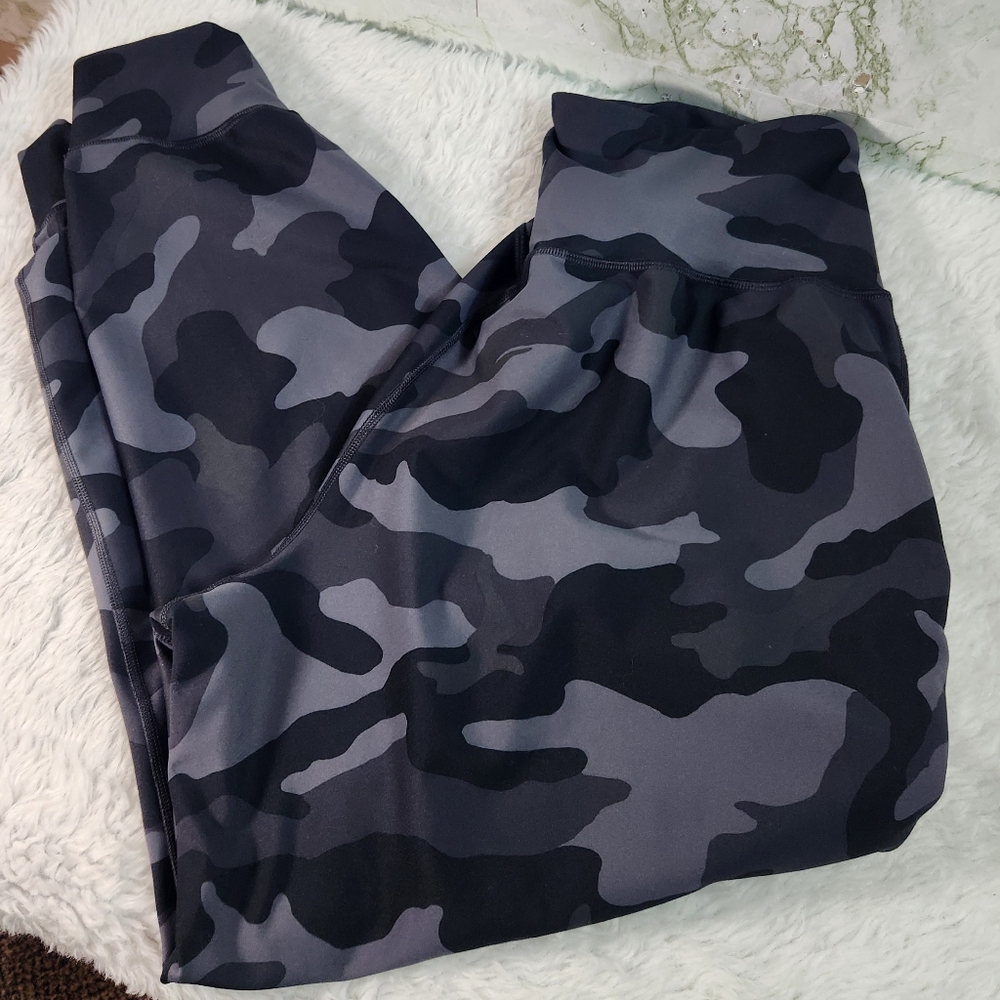 Old Navy Active Go-Dry Elevate Cammo Print Leggings